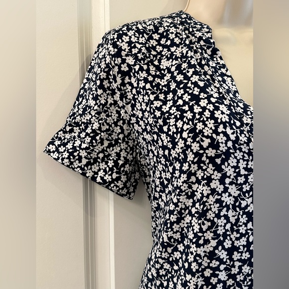 J. Crew Re-Imagined Women’s Ditsy Floral V-Neck Flutter Sleeve Top Size XS - Picture 3 of 14